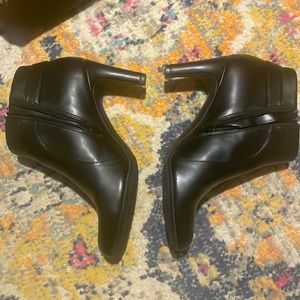 Bandolino Women's Size 8.5M Lappo Black Faux Leather Side Zip Ankle Booties Boot